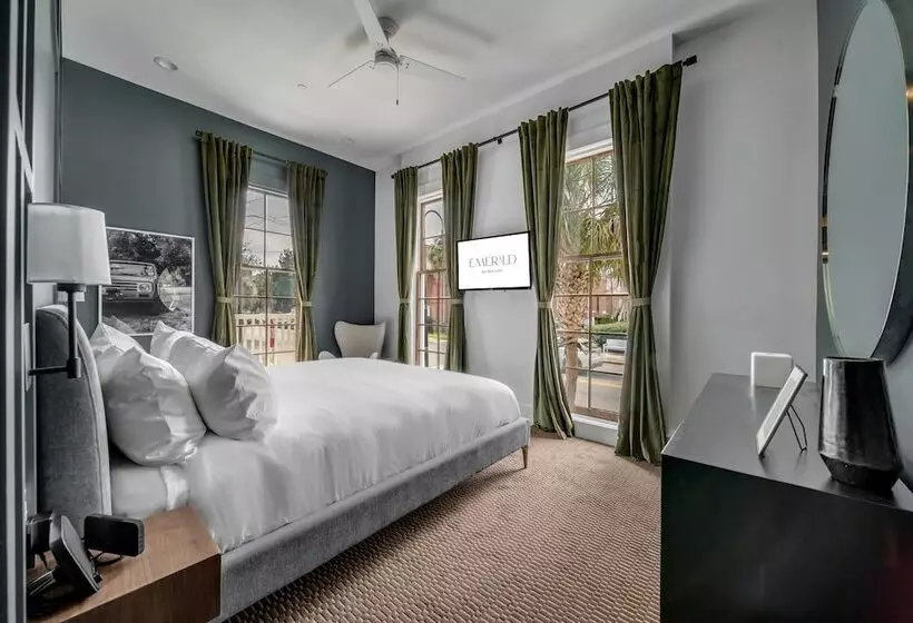 ホテル The Emerald Boutique Stays