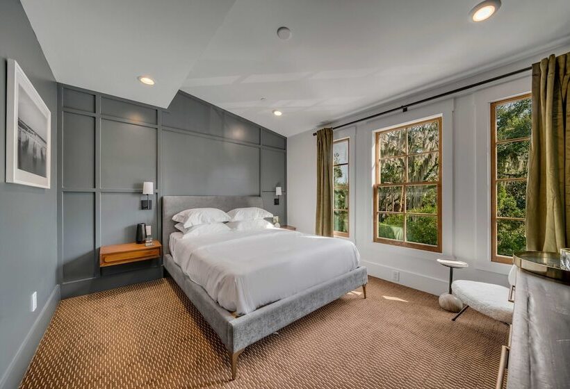 ホテル The Emerald Boutique Stays