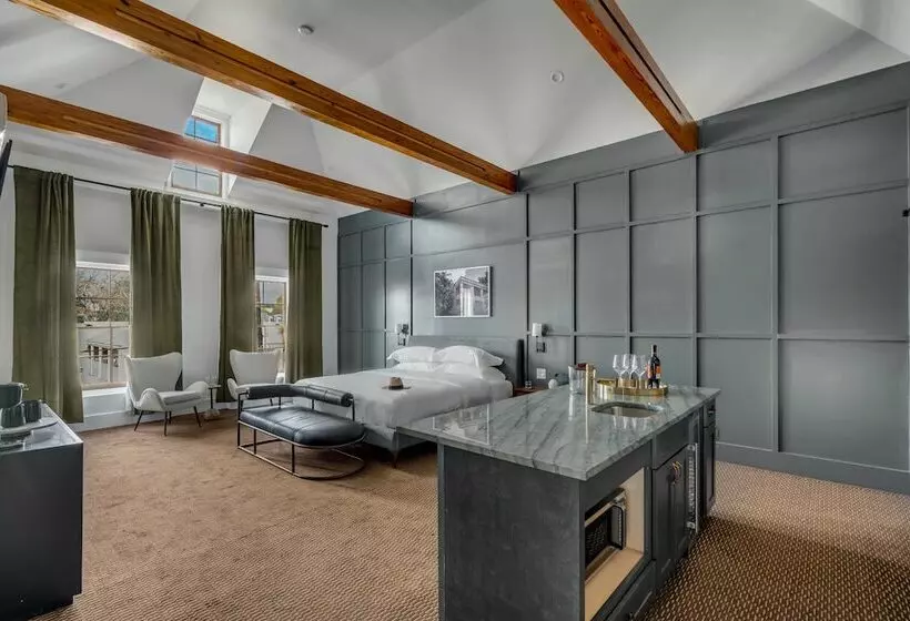 ホテル The Emerald Boutique Stays