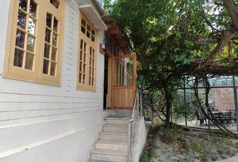 هتل Grapes Garden Resort Hunza