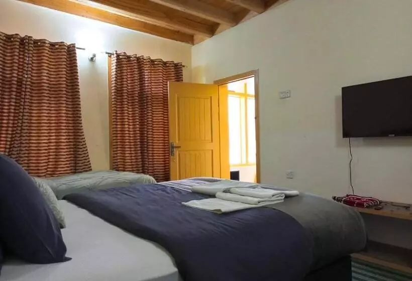 هتل Grapes Garden Resort Hunza