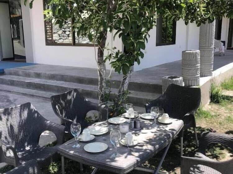 هتل Hunza White House