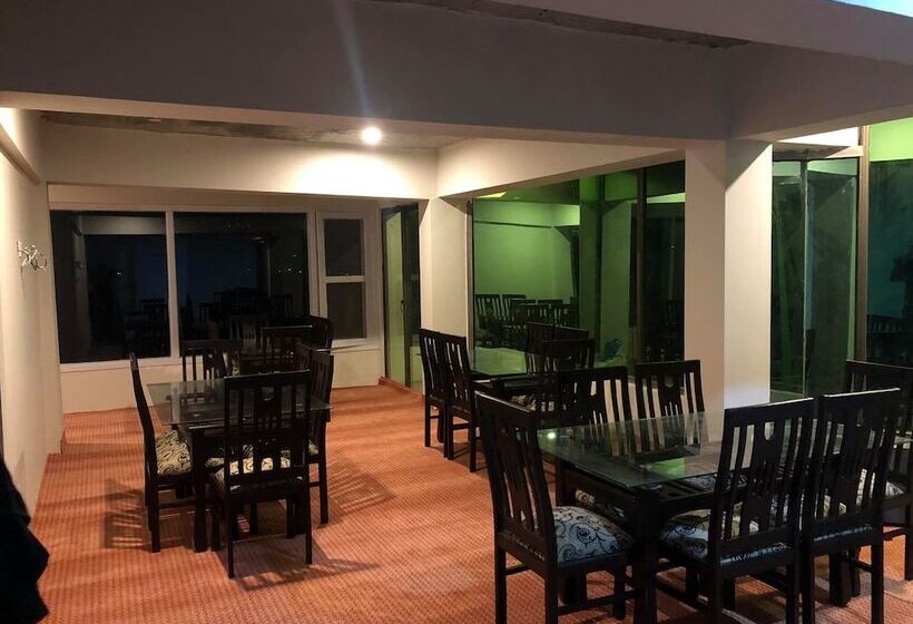 هتل Hunza White House