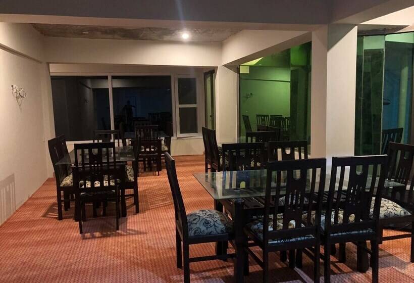 هتل Hunza White House