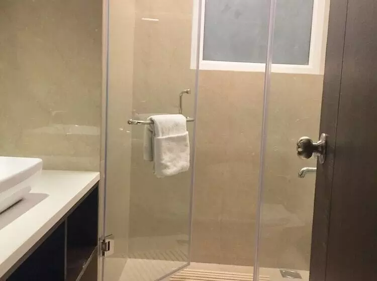 هتل Le Roi Lake View Koti