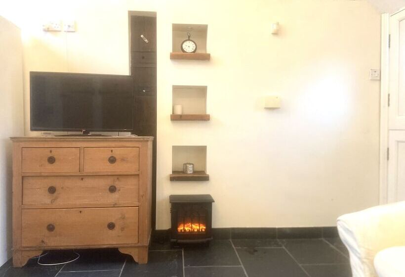 Cozy Cabin Retreat In Gloucestershire