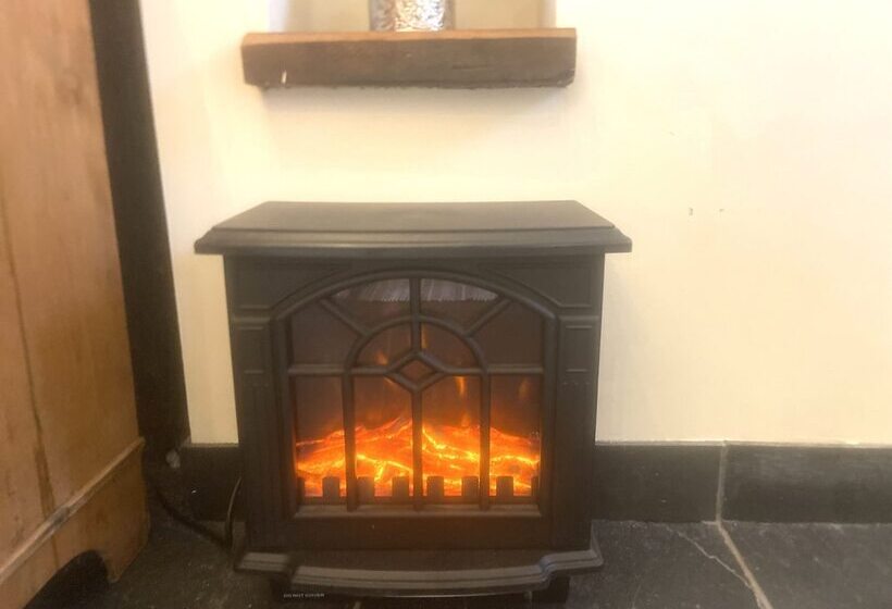 Cozy Cabin Retreat In Gloucestershire