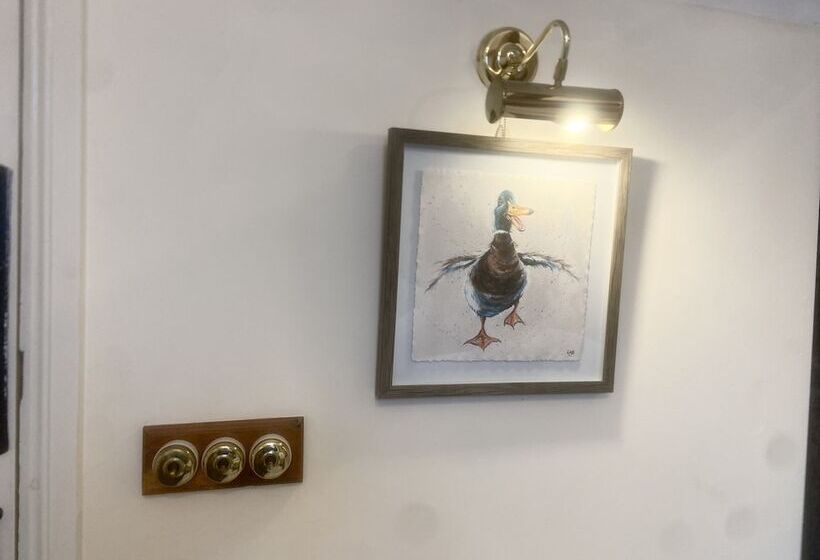 Cozy Cabin Retreat In Gloucestershire