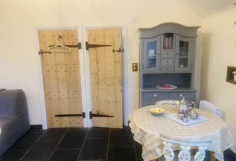 Cozy Cabin Retreat In Gloucestershire