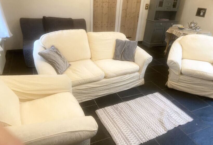 Cozy Cabin Retreat In Gloucestershire