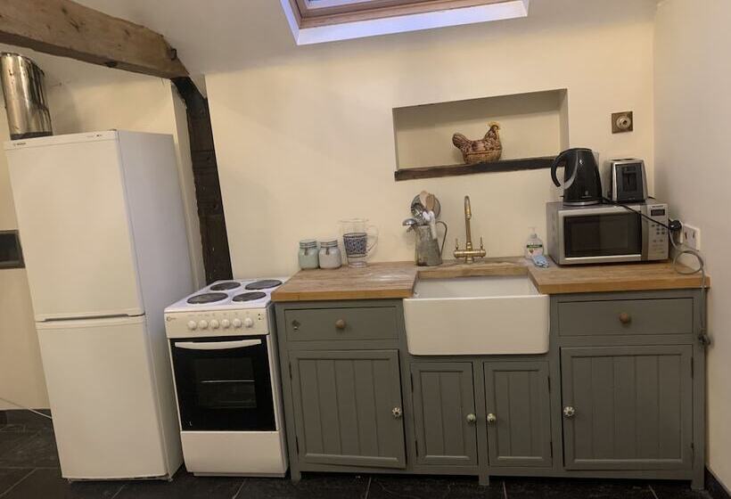 Cozy Cabin Retreat In Gloucestershire