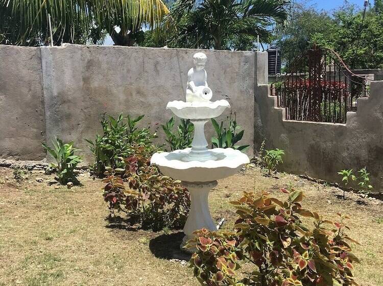 پانسیون Arms Of Charms Guesthouse