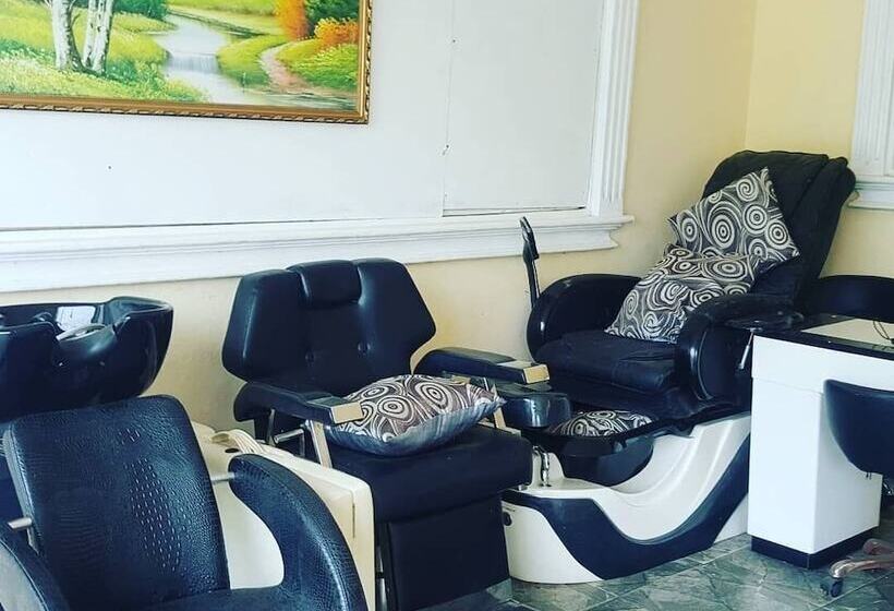 پانسیون Arms Of Charms Guesthouse