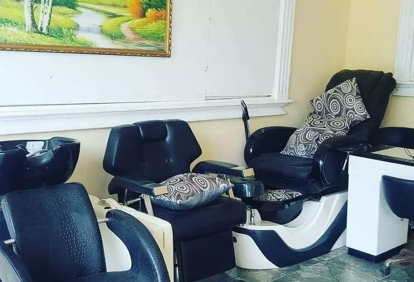 پانسیون Arms Of Charms Guesthouse