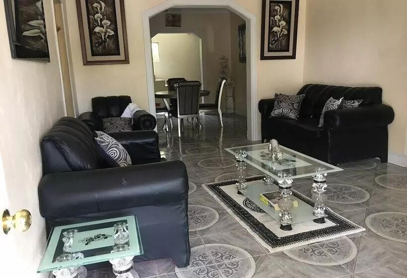 پانسیون Arms Of Charms Guesthouse