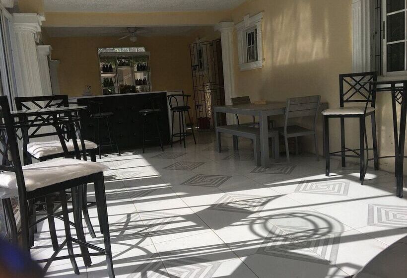 پانسیون Arms Of Charms Guesthouse