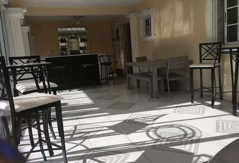 پانسیون Arms Of Charms Guesthouse