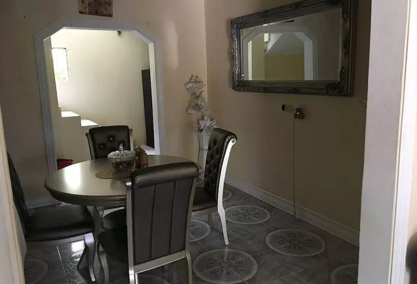 پانسیون Arms Of Charms Guesthouse