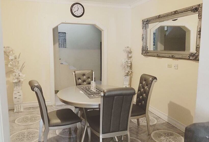 پانسیون Arms Of Charms Guesthouse