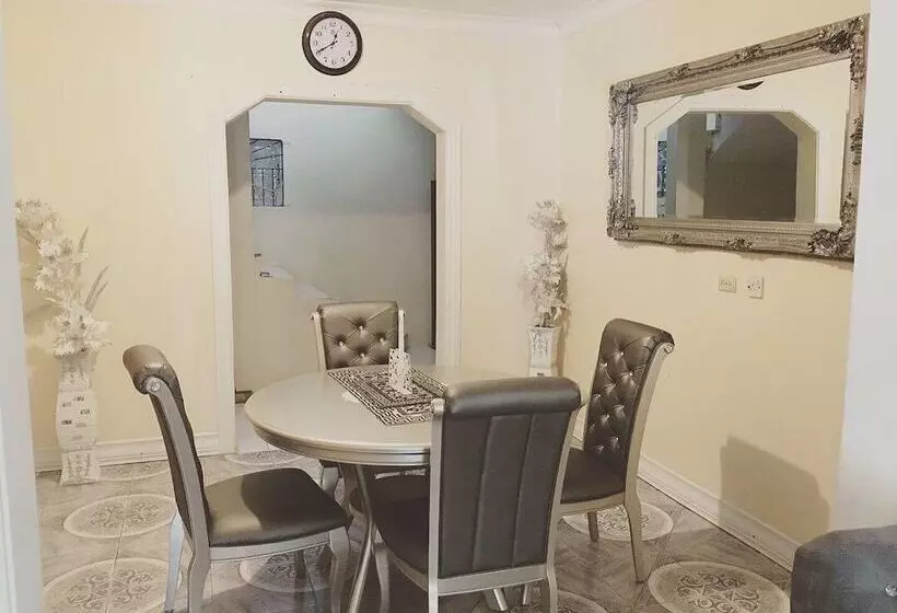 پانسیون Arms Of Charms Guesthouse