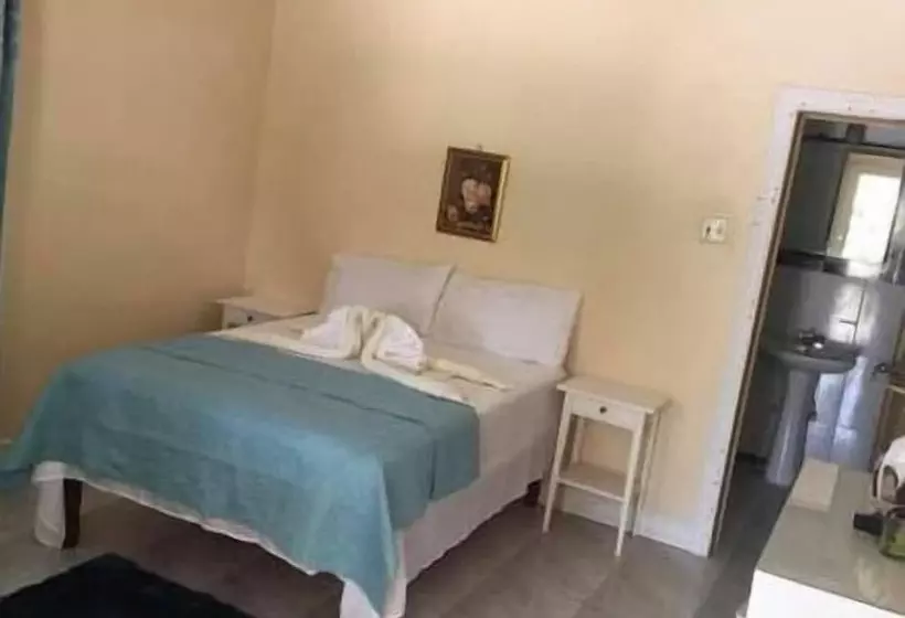 پانسیون Arms Of Charms Guesthouse