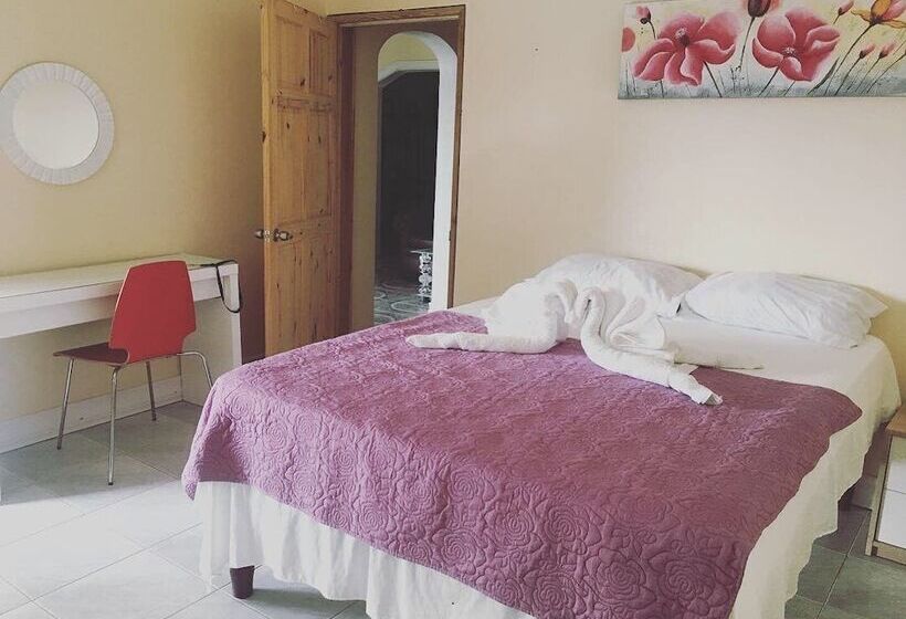 پانسیون Arms Of Charms Guesthouse