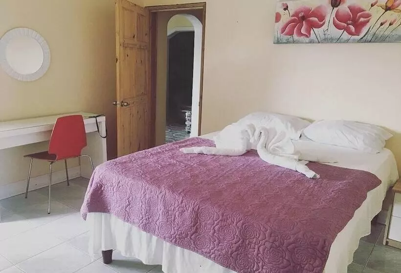 پانسیون Arms Of Charms Guesthouse