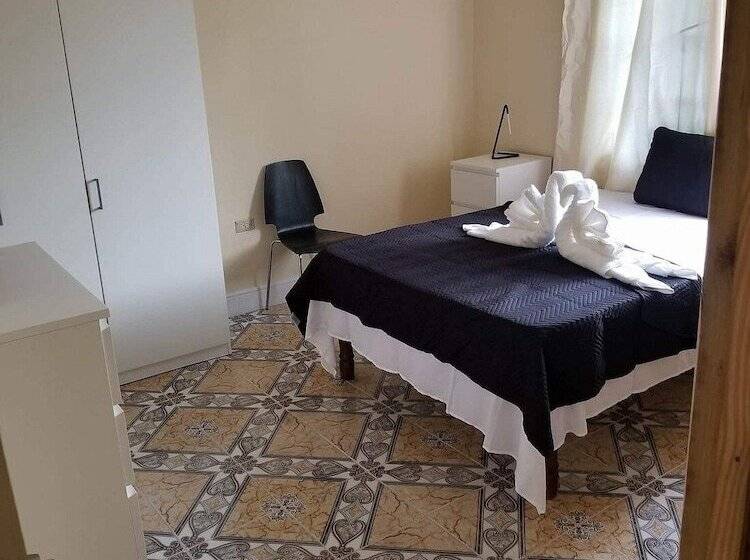 پانسیون Arms Of Charms Guesthouse