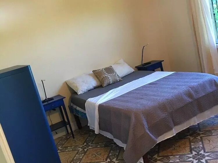 پانسیون Arms Of Charms Guesthouse