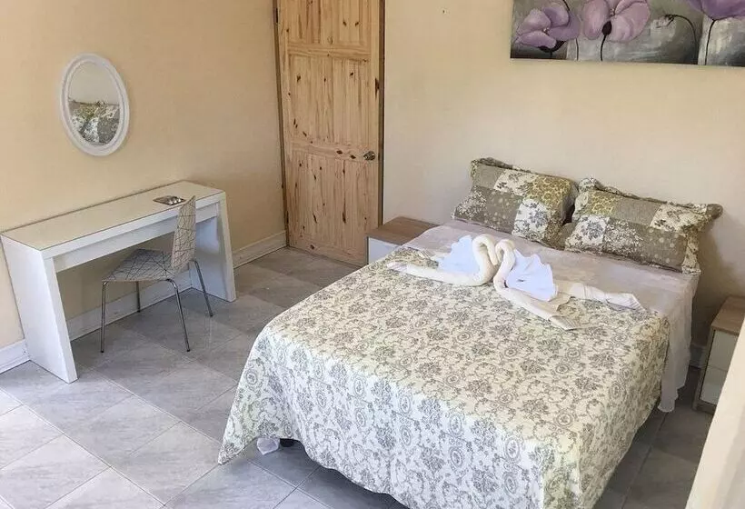 پانسیون Arms Of Charms Guesthouse