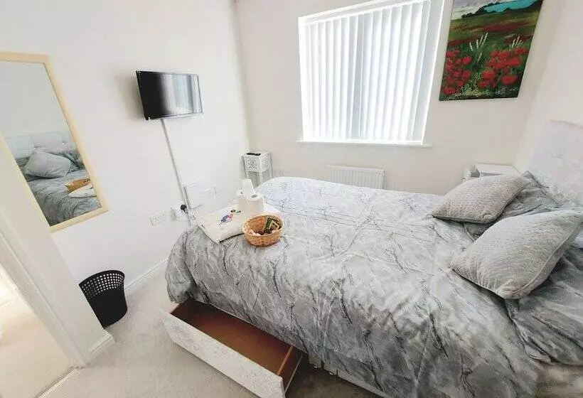 Majatalo Room In Guest Room   Double Room, Full Kitchen, Smart Tv, Shared Bathroom In 3 Bed Home