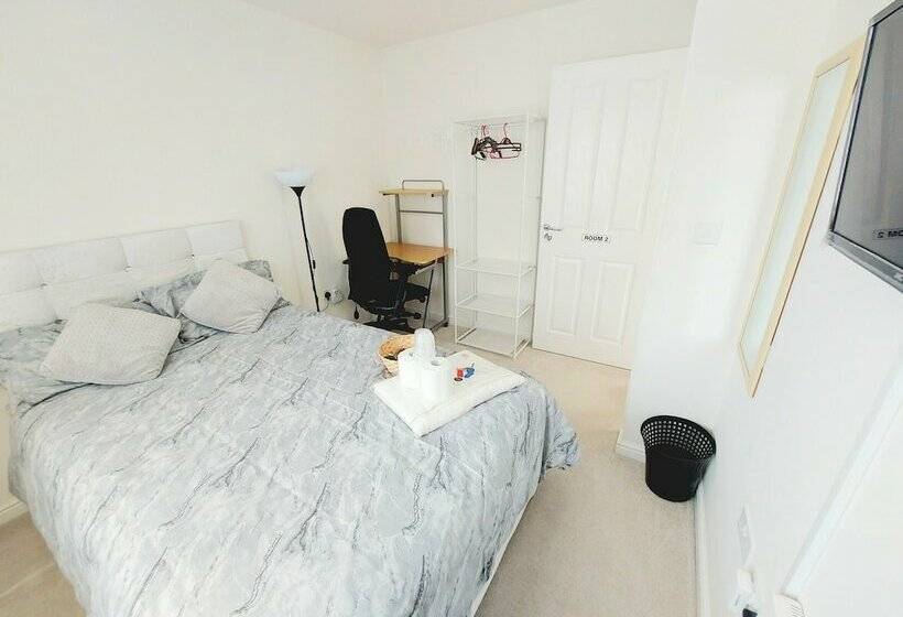 Pensione Room In Guest Room Double Room, Full Kitchen, Smart Tv, Shared Bathroom In 3 Bed Home