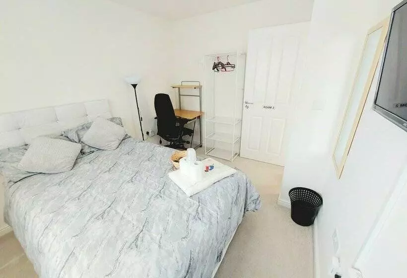 Majatalo Room In Guest Room   Double Room, Full Kitchen, Smart Tv, Shared Bathroom In 3 Bed Home