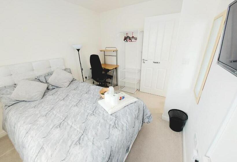 Pensione Room In Guest Room Double Room, Full Kitchen, Smart Tv, Shared Bathroom In 3 Bed Home