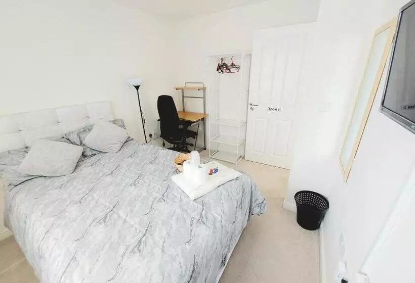 Majatalo Room In Guest Room   Double Room, Full Kitchen, Smart Tv, Shared Bathroom In 3 Bed Home