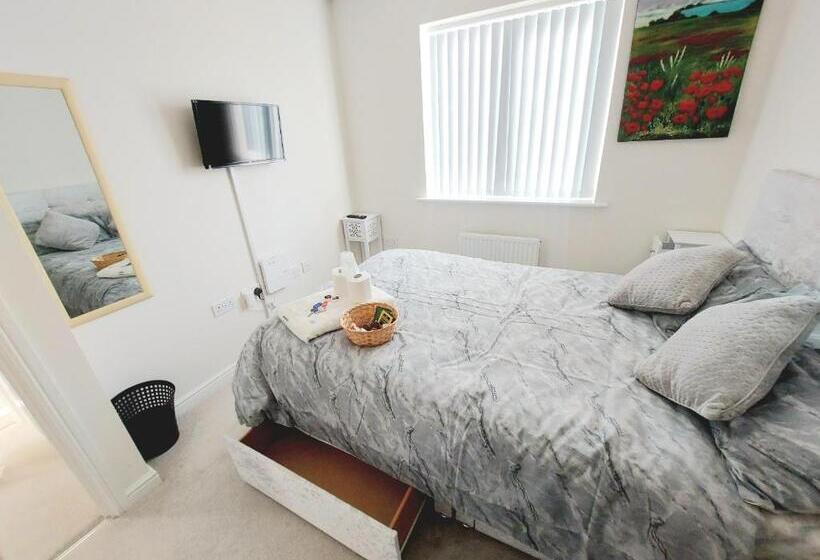 Pensione Room In Guest Room Double Room, Full Kitchen, Smart Tv, Shared Bathroom In 3 Bed Home