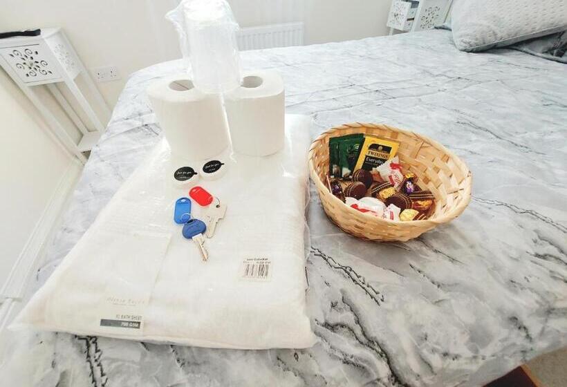 Pensione Room In Guest Room Double Room, Full Kitchen, Smart Tv, Shared Bathroom In 3 Bed Home