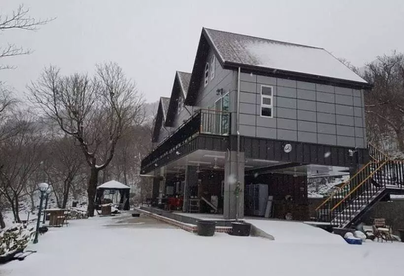 Gwangyang Banwolsanjang Pension