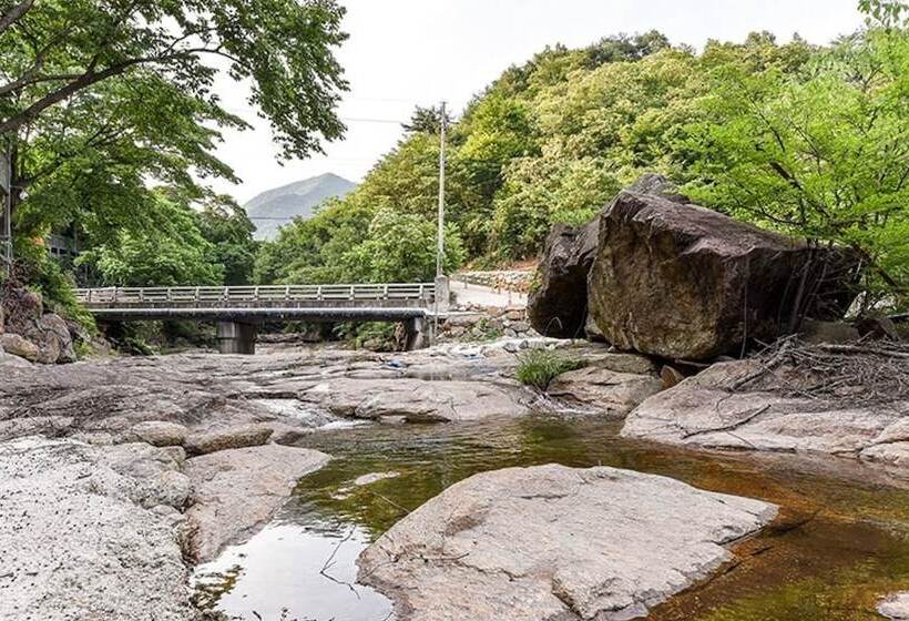 Gwangyang Banwolsanjang Pension