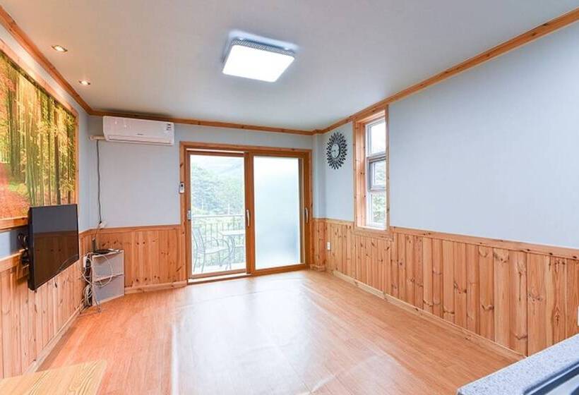 Gwangyang Banwolsanjang Pension