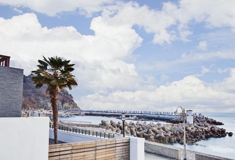 Namhae Mongdol Beach Pension