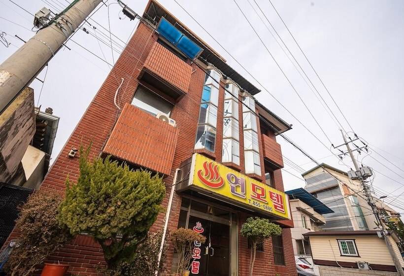 فندق على الطريق Andong Yeon