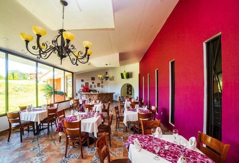 בית מלון כפרי El Roble Resort