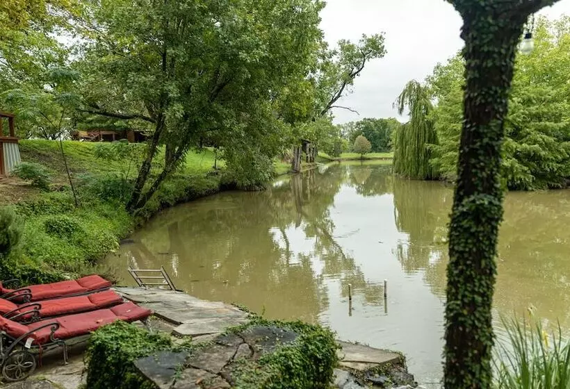 Hotelli Moon River Ranch