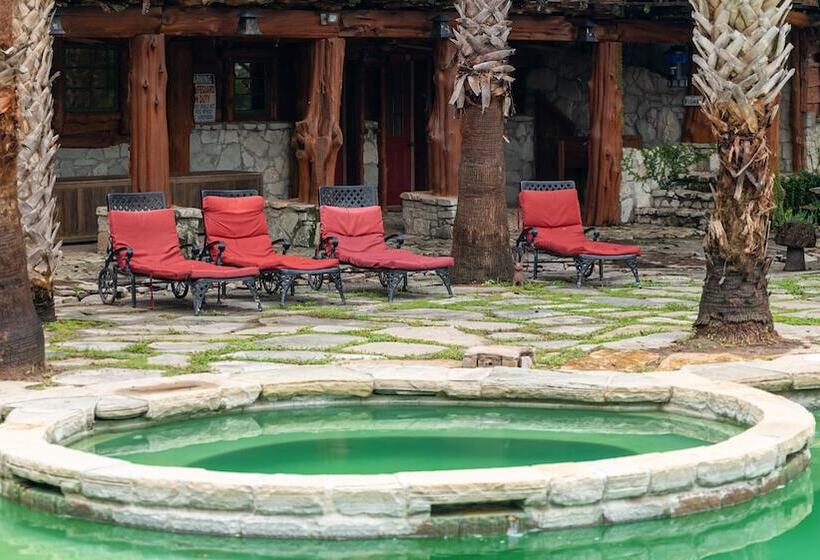 Отель Moon River Ranch