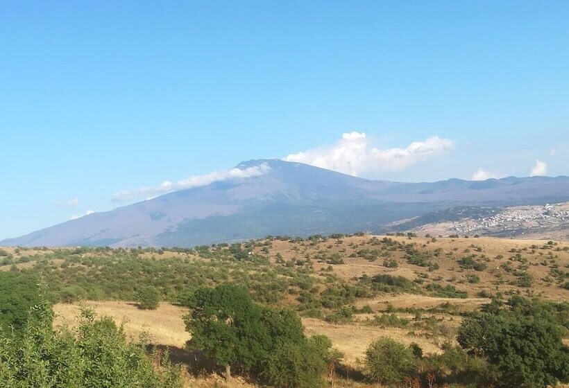 Inviting Cottage In Maniace With Private Garden