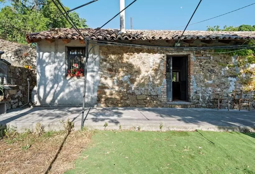 Inviting Cottage In Maniace With Private Garden