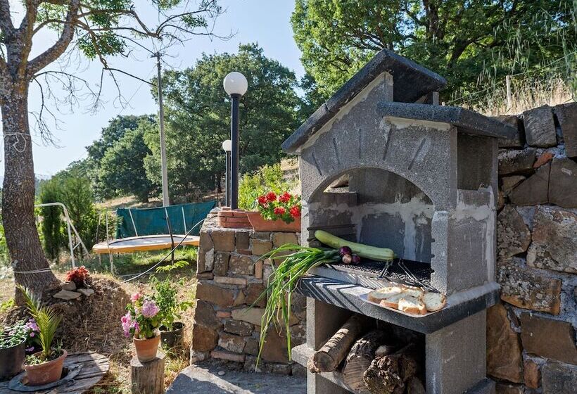 Inviting Cottage In Maniace With Private Garden