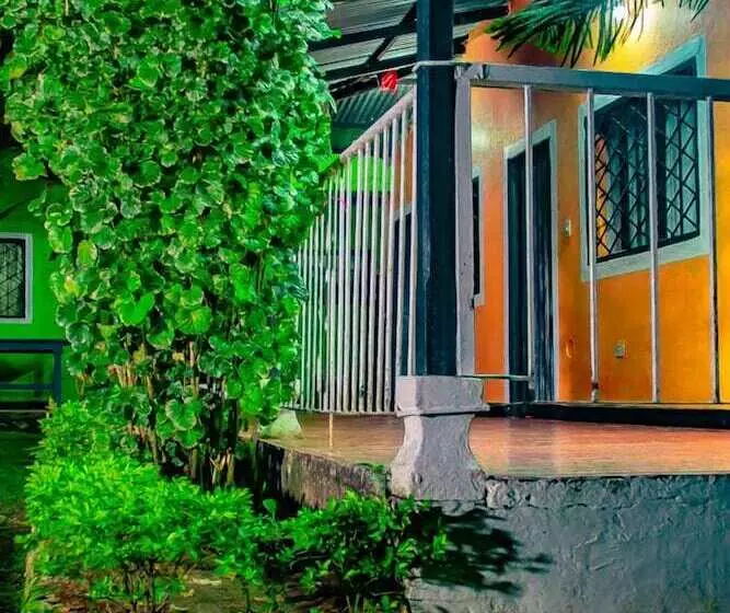 ペンション Los Palmares Hostel