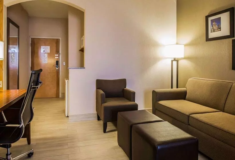 Hotelli Comfort Suites